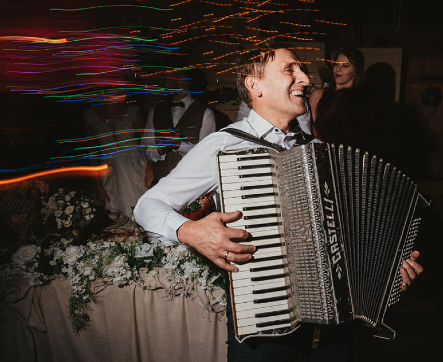 Zespół muzyki rozrywkowej Ostrowscy Band, osoba grająca na akordeonie, wesele, rozbłyski światła, fotografia - gra świateł